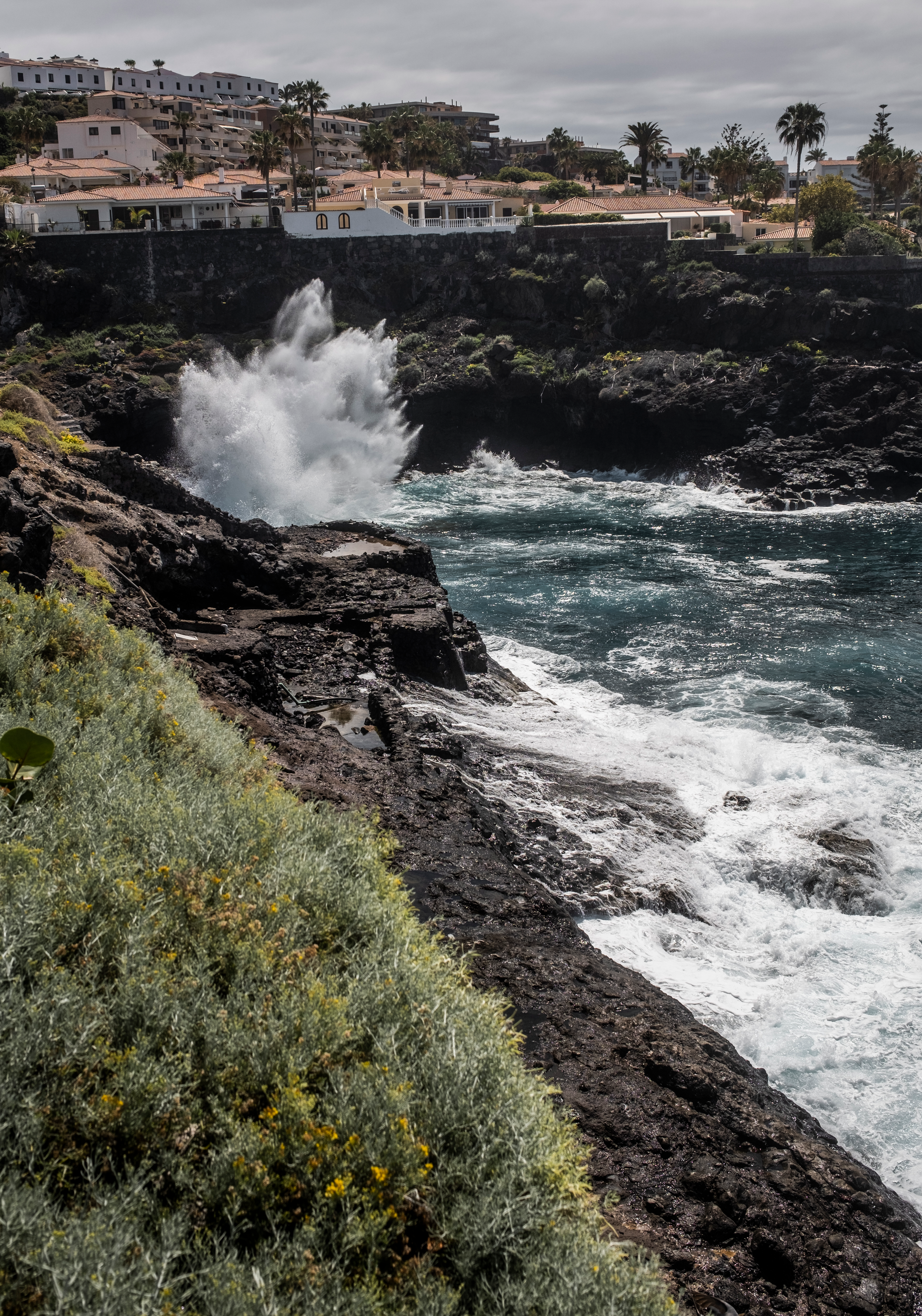 3 Tote auf Teneriffa durch Riesenwellen - 10 Menschen ins Meer gerissen