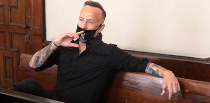 Nergal znów stanął przed sądem! Odpowiada za pokazywanie drewnianego penisa z ukrzyżowanym Jezusem!