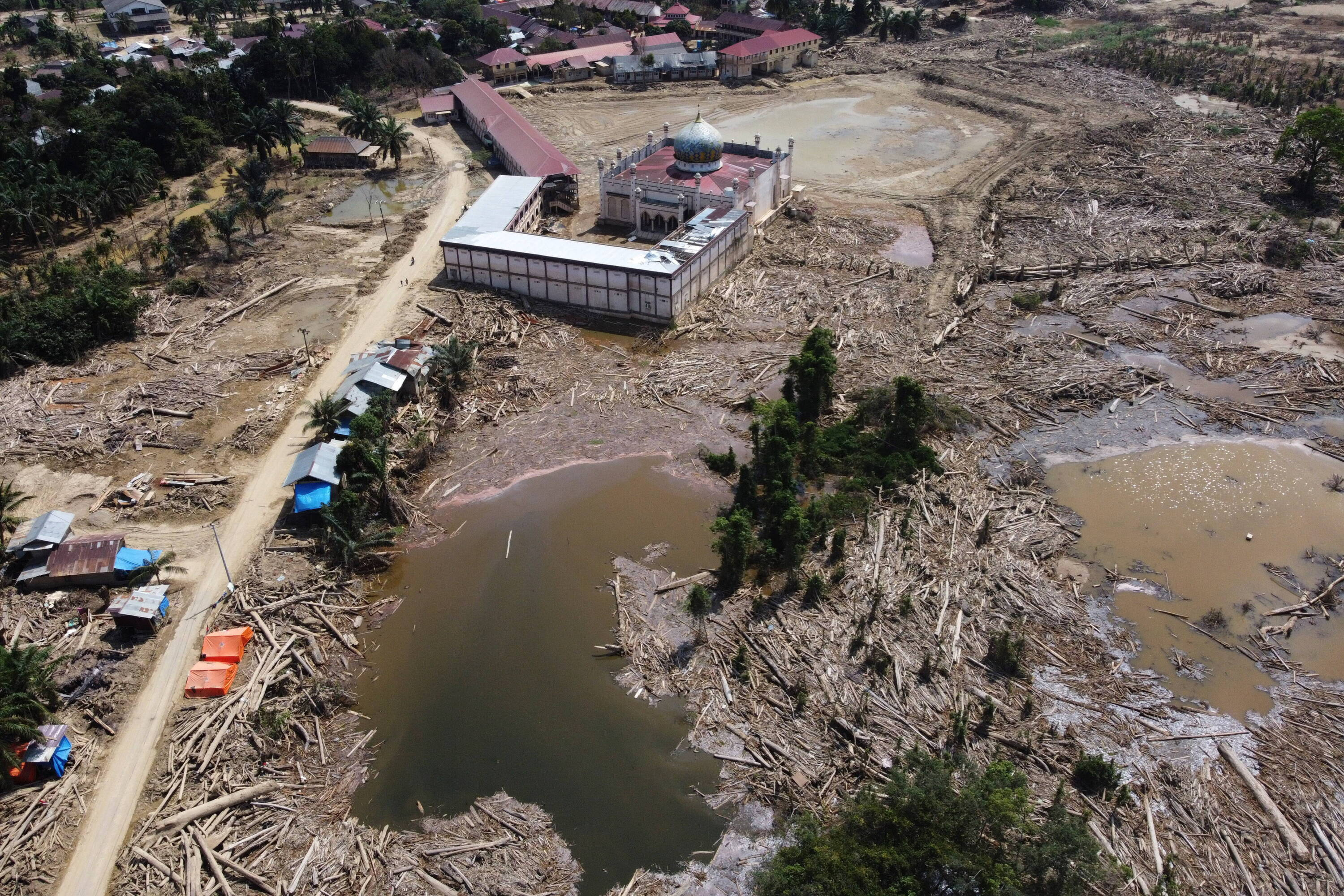 Nocny prąd wody i błota z góry Burangrang zmiótł prawie 30 budynków w Indonezji