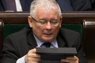 Jarosław Kaczyński z tabletem na posiedzeniu Sejmu