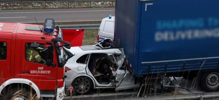 Śmiertelny wypadek na trasie S8. Porsche wbiło się w ciężarówkę