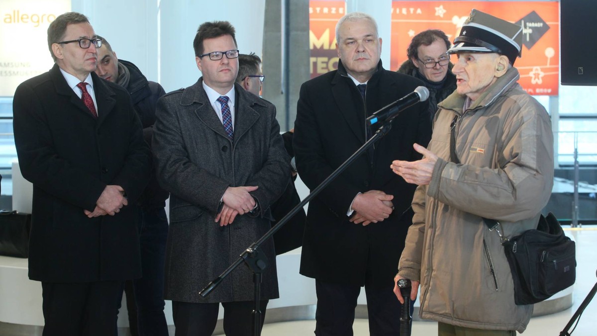 Zdjęcia najważniejszych postaci i wydarzeń z historii polskiego podziemia niepodległościowego po 1944 roku można oglądać na Dworcu Centralnym w Warszawie. To wystawa "Czas Niezłomnych", przygotowana przez Grupę PKP, która w ten sposób włączyła się w obchody Narodowego Dnia Pamięci Żołnierzy Wyklętych. Poza tym na dworcach w całej Polsce pojawiły się zdjęcia bohaterów oraz plakaty z kodem QR, prowadzącym do strony edukacyjnej IPN.