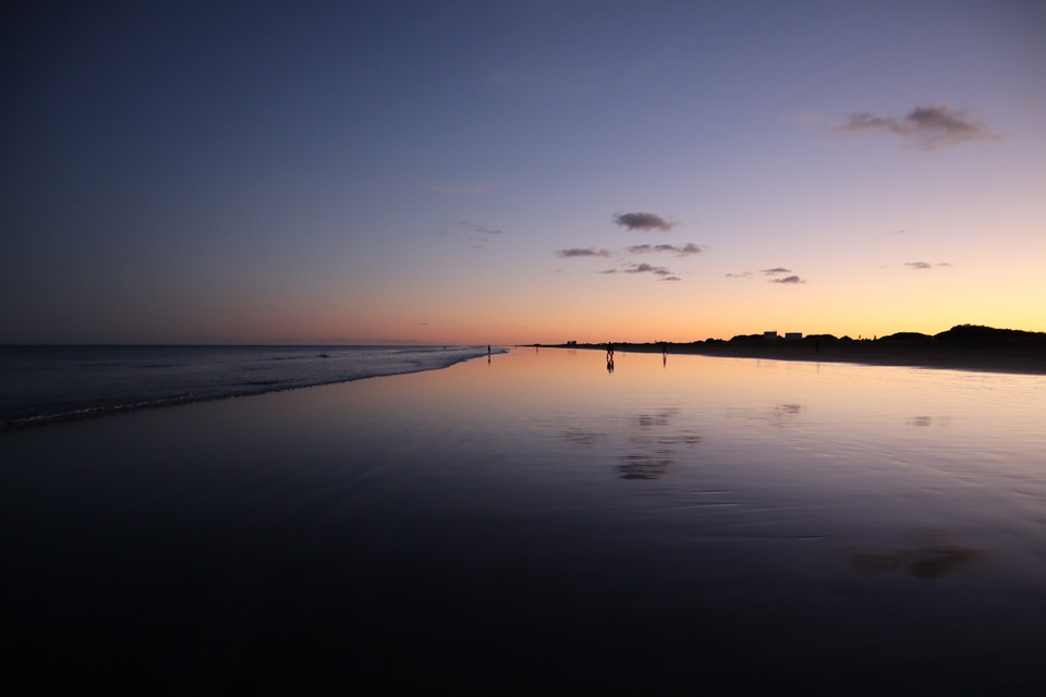 Zachód słońca na szerokiej plaży w Maspalomas
