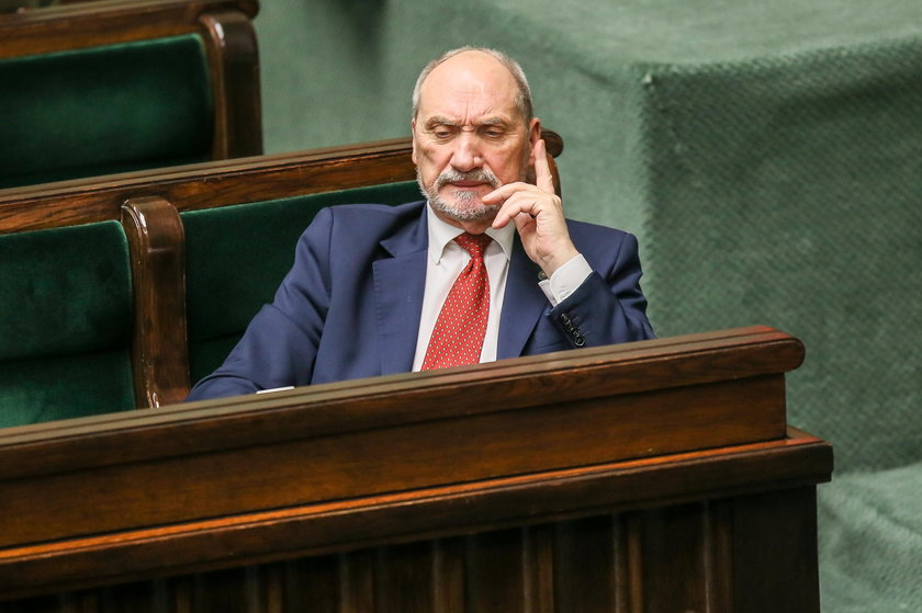 Dlaczego Macierewicz uciekł ze Smoleńska? To daje do myślenia