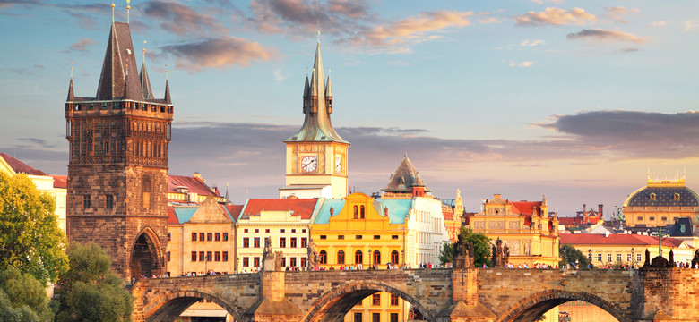 Wandal pomalował część zabytkowego Mostu Karola w Pradze