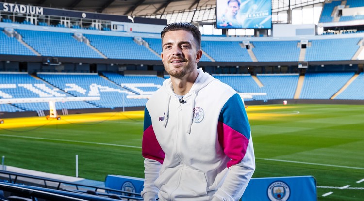 Jack Grealisht 2021 augusztusában mutatta be a Manchester City az Etihad Stadionban