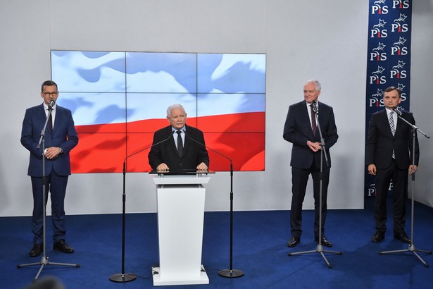 Premier RP Mateusz Morawiecki (L), prezes Prawa i Sprawiedliwości Jarosław Kaczyński (2L), prezes Solidarnej Polski Zbigniew Ziobro (P) oraz prezes Porozumienia Jarosław Gowin (2P)