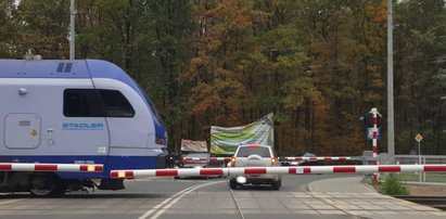 Niebezpieczna sytuacja na przejeździe. To się mogło tragicznie skończyć