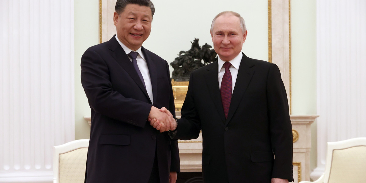 Prezydent Rosji Władimir Putin podaje rękę prezydentowi Chin Xi Jinpingowi podczas ich spotkania na Kremlu w Moskwie, Rosja, 20 marca 2023 r. Xi Jinping przybył do Moskwy z trzydniową wizytą.