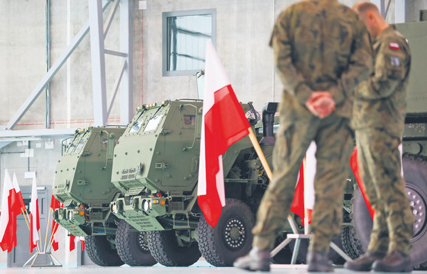 Zestawy artylerii rakietowej dalekiego zasięgu HIMARS w 1. Bazie Lotnictwa Transportowego w Warszawie