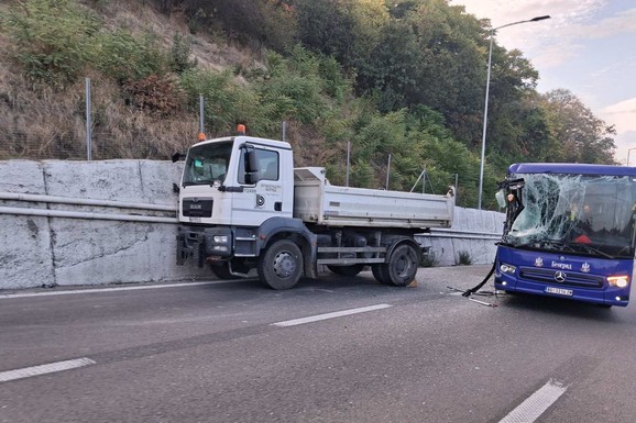 (FOTO) "STAKLO JE NA SVE STRANE, NE ZNAMO IMA LI POVREĐENIH" Detalji nesreće kod kod Bubanj potoka: Stvorile se kilometarske kolone
