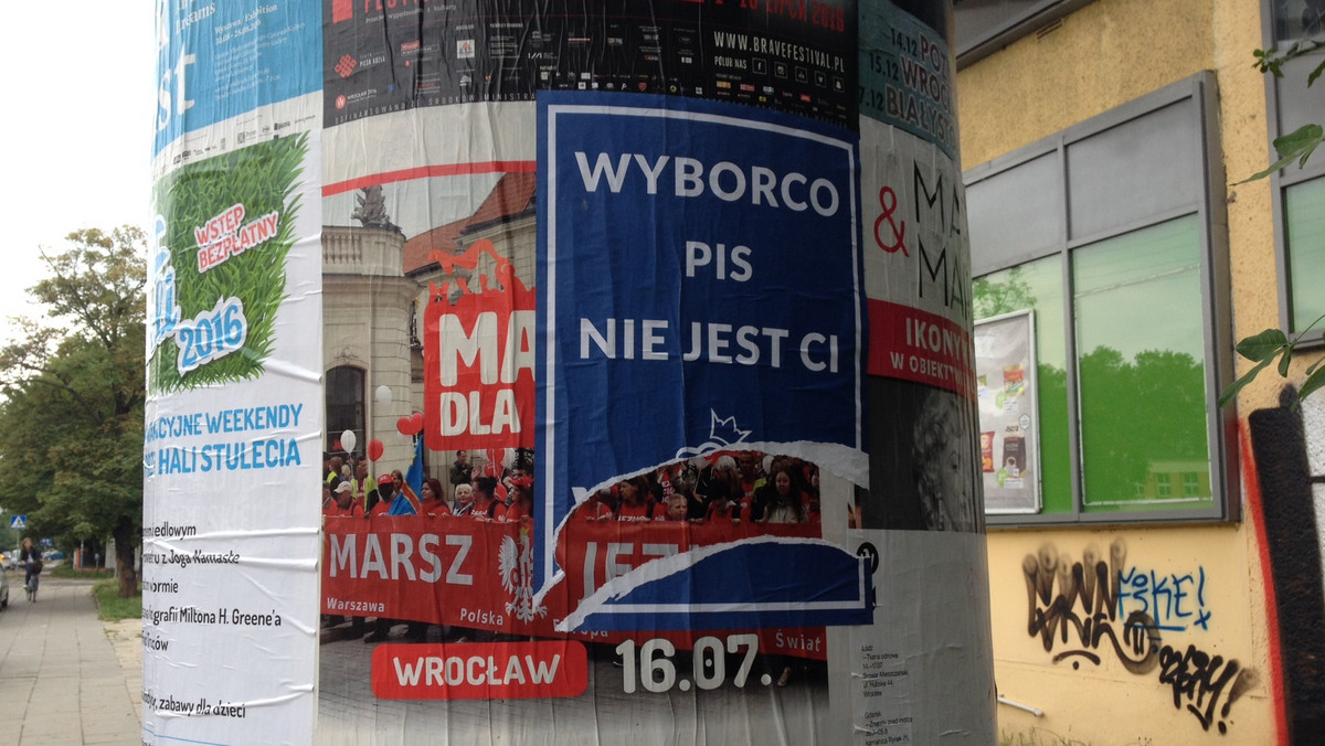 "Wyborco PiS nie jest ci wstyd?". Plakaty o takiej treści pojawiły się wczoraj we Wrocławiu. W dodatku przez kilka godzin nie można było wejść na wrocławską stronę partii rządzącej. Politycy PiS mówią o włamaniu i nieczystej walce politycznej.