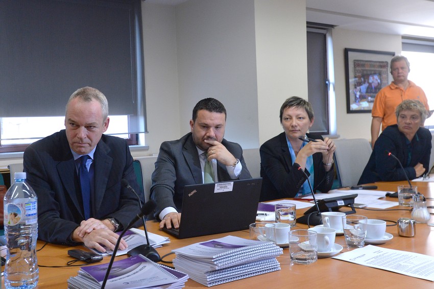 Šef kancelarije SB u Beogradu Toni Verheijen (prvi sleva) sa glavnim ekonomistom SB u Srbiji Lazarom Šestovićem (drugi sleva)