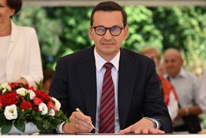 Premier Mateusz Morawiecki podpisuje rozporządzenie o wysokości 14. emerytury