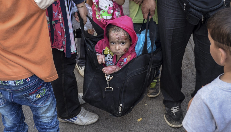 Poraniony chłopiec niesiony przez rodziców w torbie podróżnej to widok, który na długo zapada w pamięć. Wspólnie z tysiącami nielegalnych imigrantów, którzy przybyli do Macedonii, rodzina usiłuje złapać pociąg do Serbii. Później ruszą dalej, do Europy. Dopiero na terenie Unii Europejskiej będą mogli starać się o azyl.