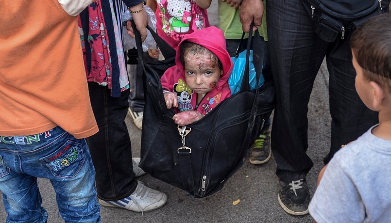Poraniony chłopiec niesiony przez rodziców w torbie podróżnej to widok, który na długo zapada w pamięć. Wspólnie z tysiącami nielegalnych imigrantów, którzy przybyli do Macedonii, rodzina usiłuje złapać pociąg do Serbii. Później ruszą dalej, do Europy. Dopiero na terenie Unii Europejskiej będą mogli starać się o azyl.