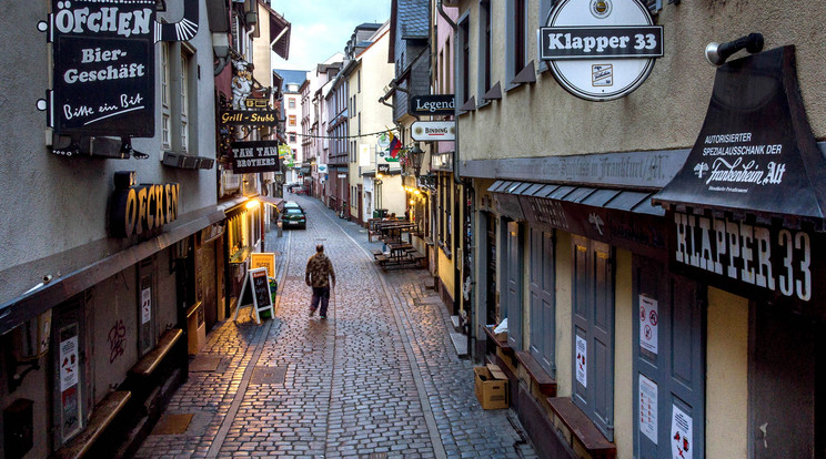 Néptelen Frankfurt népszerű Alt-Sachsenhausen szórakozónegyedének egyik utcája a harmadik hullámban / Fotó: MTI/AP/Michael Probst