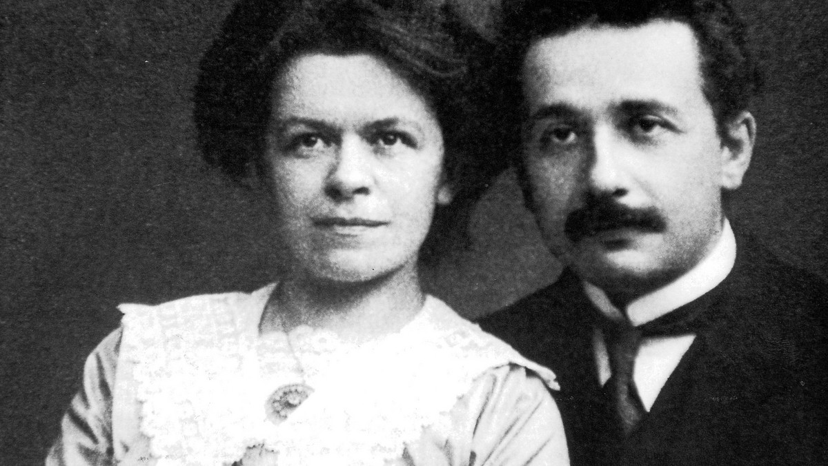 Mimo że Albert mówił "moja żona rozwiązuje moje wszystkie matematyczne problemy" i cieszył się, że znalazł kogoś, kto dorównuje mu intelektem, dla większości Mileva pozostała wyłącznie "panią Einstein". Choć oboje fascynowali się fizyką, Nobla otrzymał tylko on. Oto historia teorii względności w praktyce.