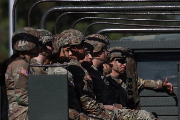 AMERIKA IZDALA HITNO UPOZORENJE ZA 3 DRŽAVE! Vojska SAD PROTERALA kineski tanker iz Ormuza, 500 vozila krenulo ka Iranu, Hezbolah raketira Izrael