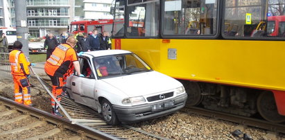 Opel zderzył się tramwajem