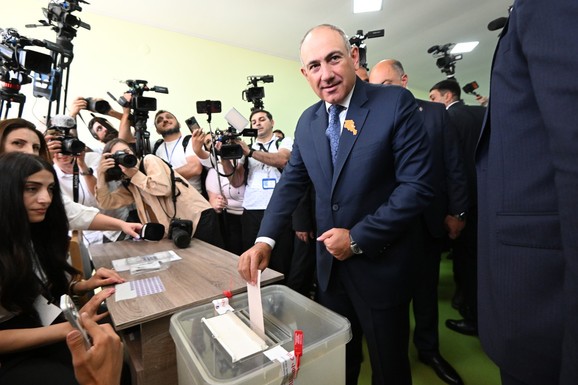 JERMENIJA BIRA, PUTIN NA IGLAMA! Otvorena birališta na izbor