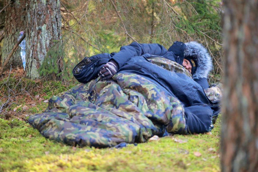 Część migrantów jest siłą prowadzona na Litwę. Tam czekają na nich pogranicznicy z psami