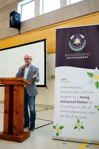 Grupa Ludności Rdzennej Atikameksheng Anishnawbek i KGHM INTERNATIONAL LTD. zawarły porozumienie (ang. Impact and Benefit Agreement, IBA) dotyczące kopalni Victoria.