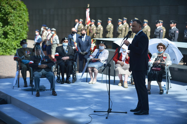 Warszawa, 30.07.2020. Prezydent RP Andrzej Duda podczas spotkania z Powstańcami Warszawskimi, 30 bm. na terenie Parku Wolności w stołecznym Muzeum Powstania Warszawskiego. W trakcie uroczystości prezydent Andrzej Duda nadał uczestnikom Powstania ordery i odznaczenia państwowe. (mr) PAP/Marcin Obara