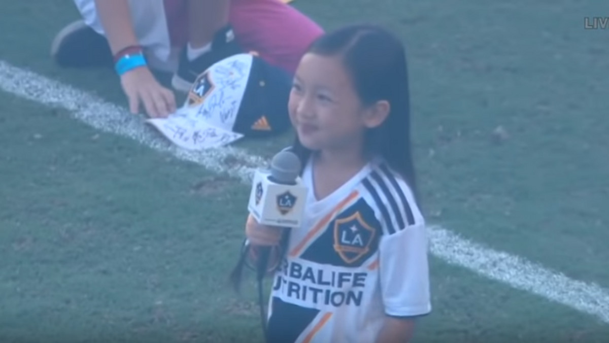 7-letnia Malea Emma Tjandrawidjaja zaśpiewała hymn Stanów Zjednoczonych przed meczem amerykańskiej ligi piłki nożnej. Zachwyciła wszystkich, w tym Zlatana Ibrahimowica.