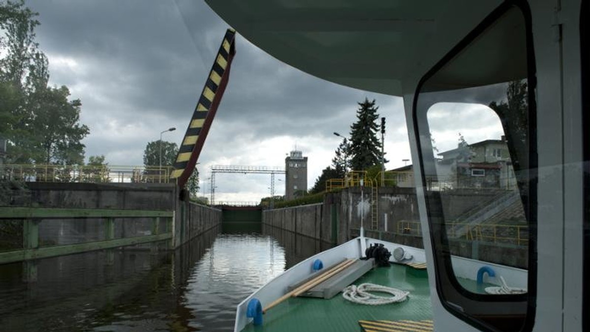 Promy "Słonka" i "Pliszka" będą wykonywały rejsy wahadłowo, statek do Serocka wyruszy z Żerania, a nie z Cypla Czerniakowskiego, a kursowaniu tramwaju wodnego "Wars" zostało zawieszone do odwołania. Wszystko dlatego, że poziom wody w Wiśle jest tak niski, że rejsy prowadzone zgodnie z normalnym rozkładem mogłyby być niebezpieczne.