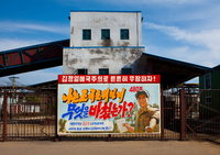 Észak-koreai kvázi rabszolgák által varrt védőruhákat rendelt a brit kormány
