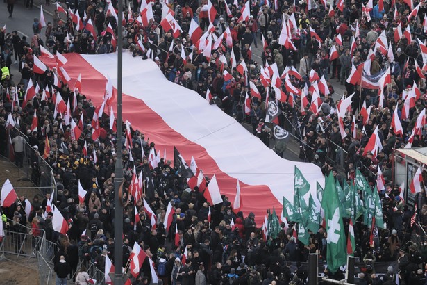 Uczestnicy Marszu Niepodległości zbierają się na Rondzie Dmowskiego