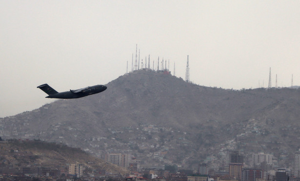 Start wojskowego samolotu z lotniska w Kabulu