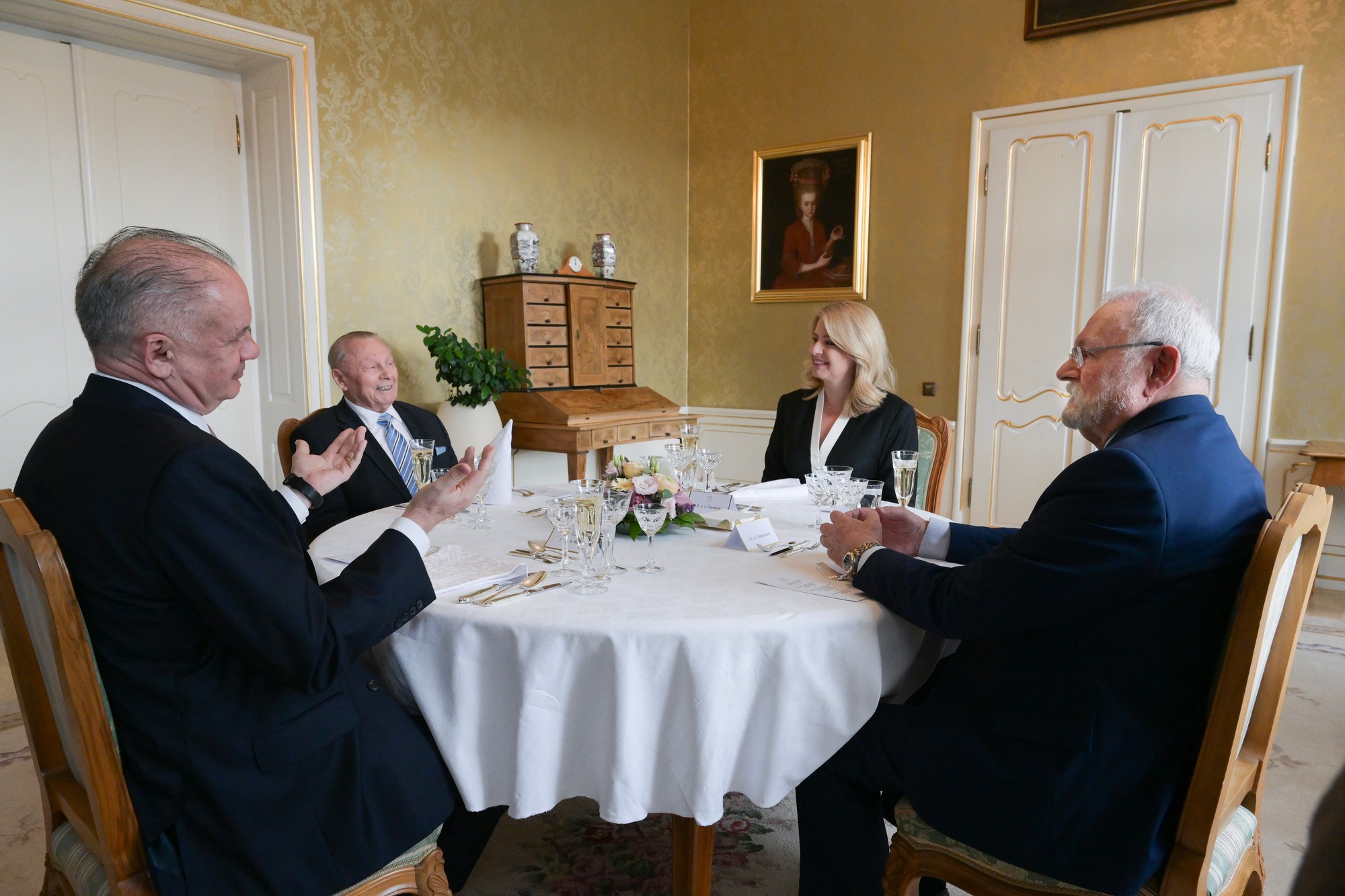 Spoločný obed prezidentky SR Zuzany Čaputovej a bývalých prezidentov.
