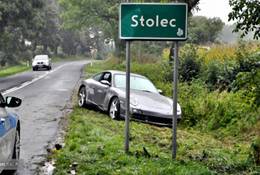 Porsche znalezione w rowie w Stolcu. Policja szuka świadków