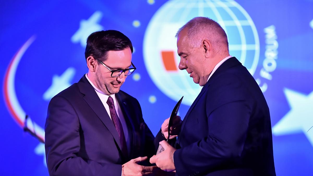 Wicepremier, minister aktywów państwowych Jacek Sasin (P) wręcza prezesowi PKN Orlen Danielowi Obajtkowi (L) nagrodę Człowiek Roku Forum Ekonomicznego 2020