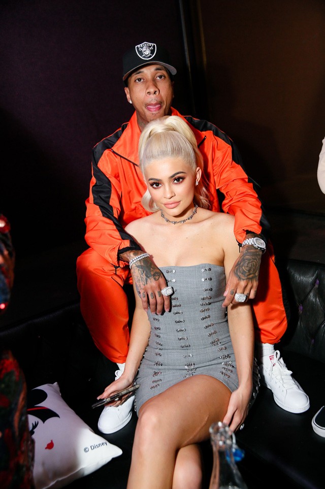 http://www.glamouronline.hu/szepseghirek/kylie-jenner-uj-hajszine-platinaszoke-20433