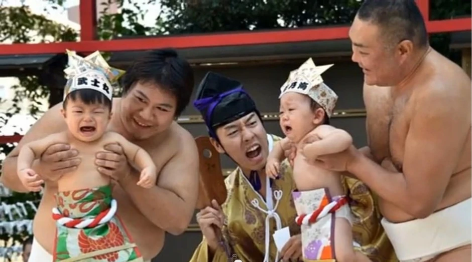 Japansko tradicionalno takmičenje: Sumo rvači, bebe i plakanje - Blic