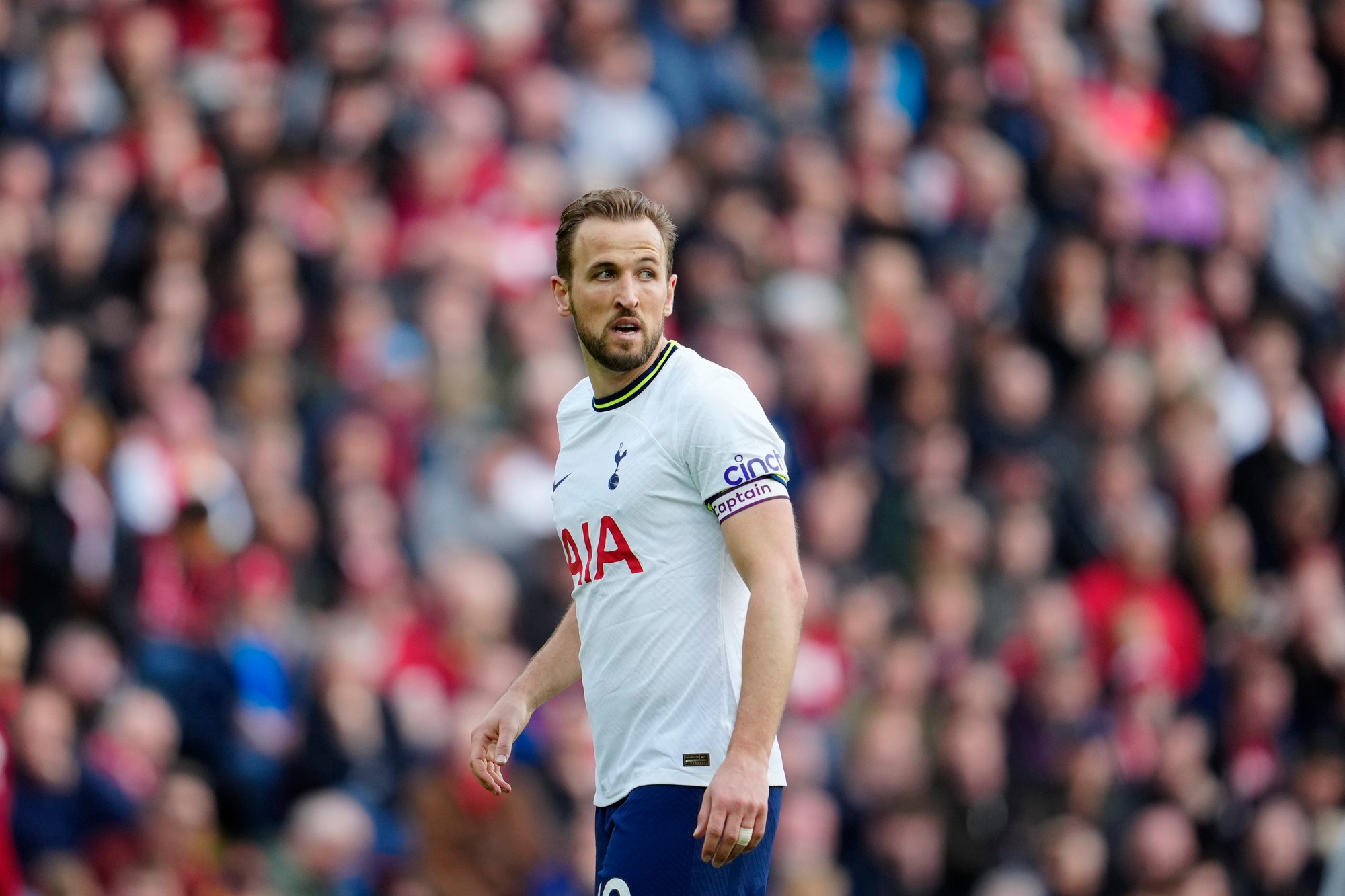 Anglický futbalista Harry Kane sa stal oficiálne novou posilou Bayernu Mníchov.