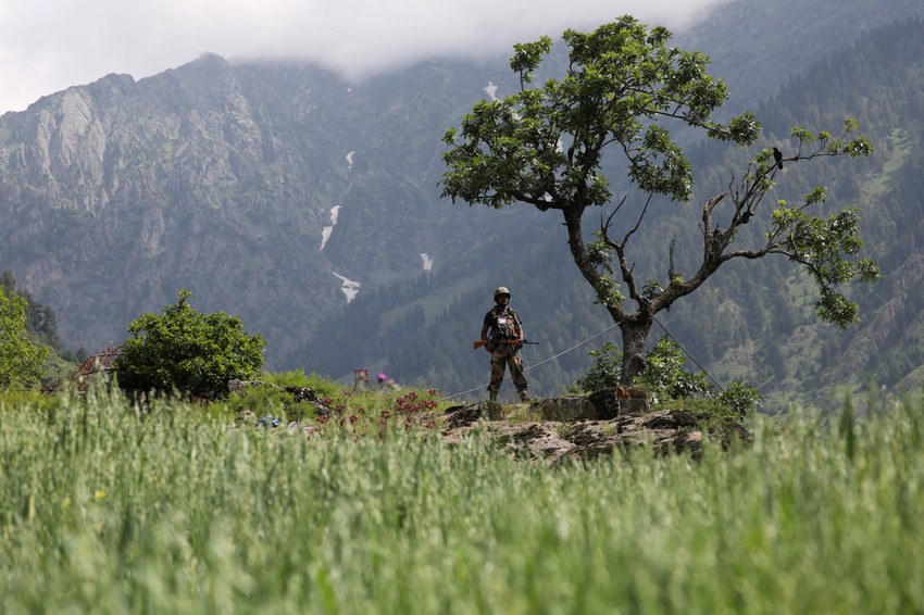 Indijski vojnik na planinskoj granici u Čandanvariju