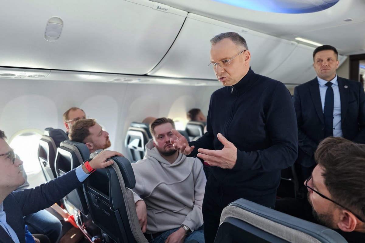Prezydent RP Andrzej Duda (C) na pokładzie samolotu lecącego do Waszyngtonu