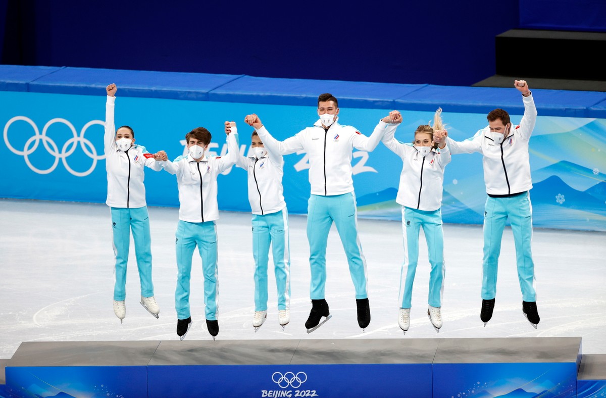 Zawodnicy Rosyjskiego Komitetu Olimpijskiego na podium po zawodach drużynowych w łyżwiarstwie figurowym