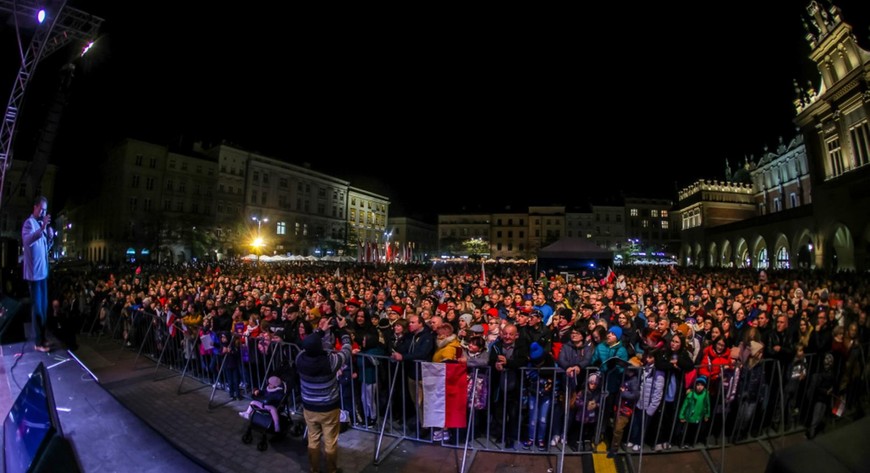 W Święto Niepodległości ludzi, którzy chcą pośpiewać patriotyczne piosenki, zawsze jest dużo.