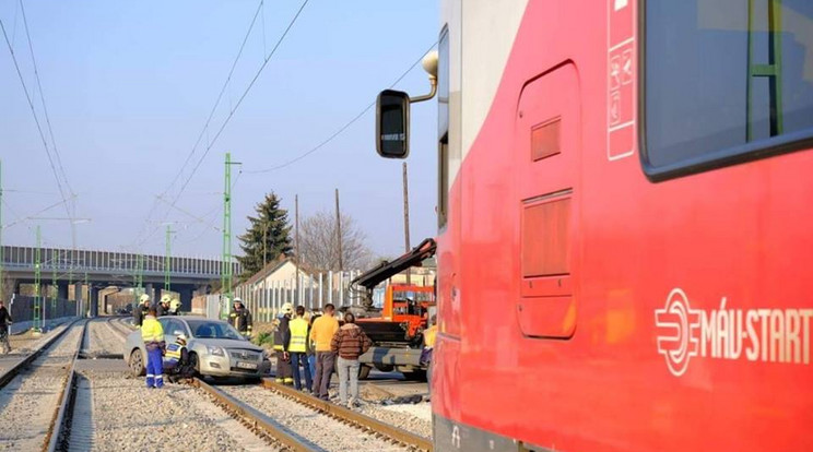 Katasztrófavédők szedték le az autót a sínekről /Fotó: Mávinform 