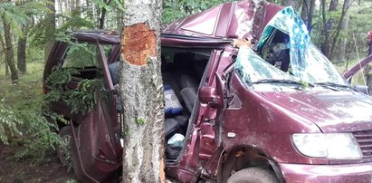 Bus roztrzaskał się na drzewie. Zginęły dwie osoby