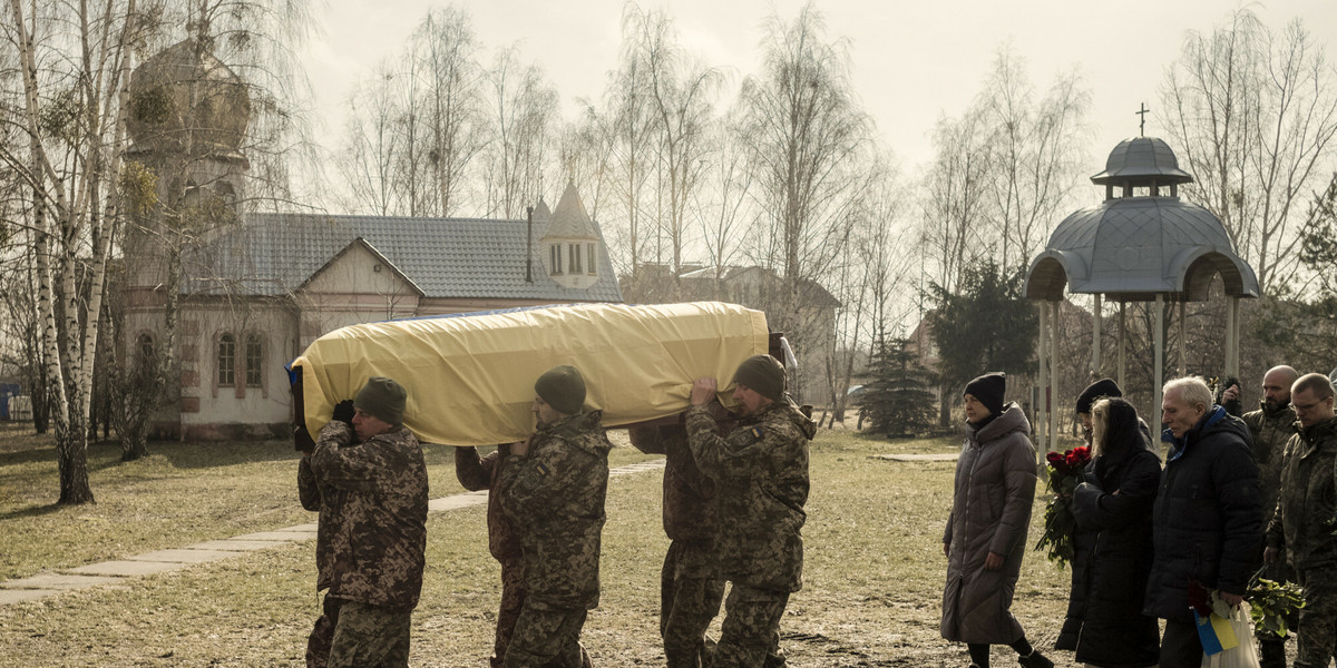 Ukraińscy żołnierze niosą trumnę kolegi żołnierza, który został zabity podczas walk w obwodzie ługańskim.