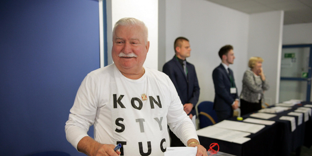 Analiza podkoszulek Wałęsy. Ta sama na pogrzeb i urodziny...