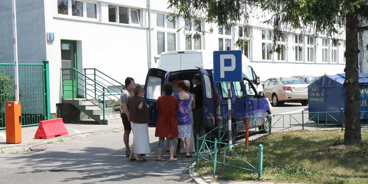 Urzędniczki z MPK w Krakowie kupują wafle i ciastka w czasie pracy.