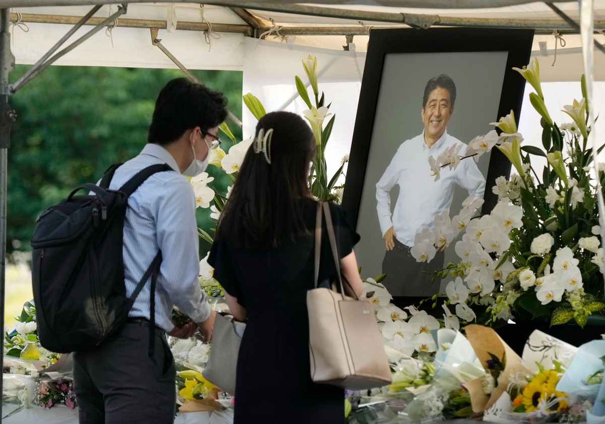 Ludzie składają hołd byłemu premierowi Japonii (Shinzo Abe)