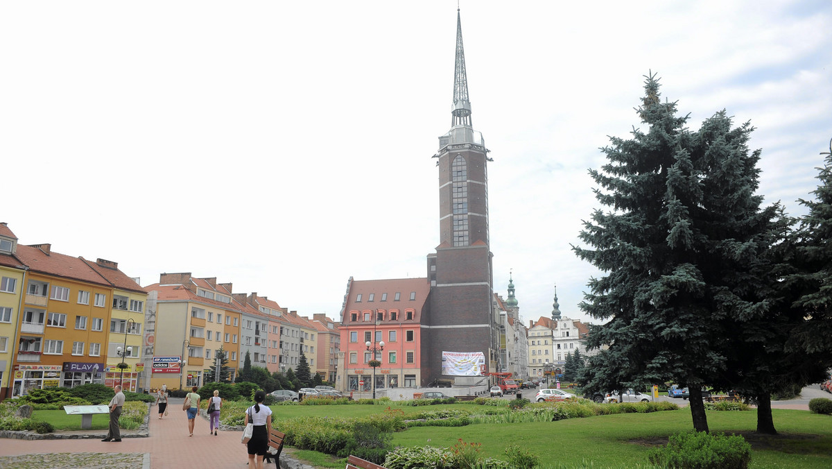 Nieoczekiwany przebieg miała nadzwyczajna sesja Rady Miejskiej w Nysie zwołana na prośbę przedsiębiorców, którzy chcieli przedstawić swoją wizję przyszłości handlu w tym mieście. Po kilku minutach właśnie ten najważniejszy punkt obrad zdjęto z porządku sesji, a biznesmeni wyszli z sali i poirytowani długo jeszcze prowadzili dysputy na chodniku przed magistratem.